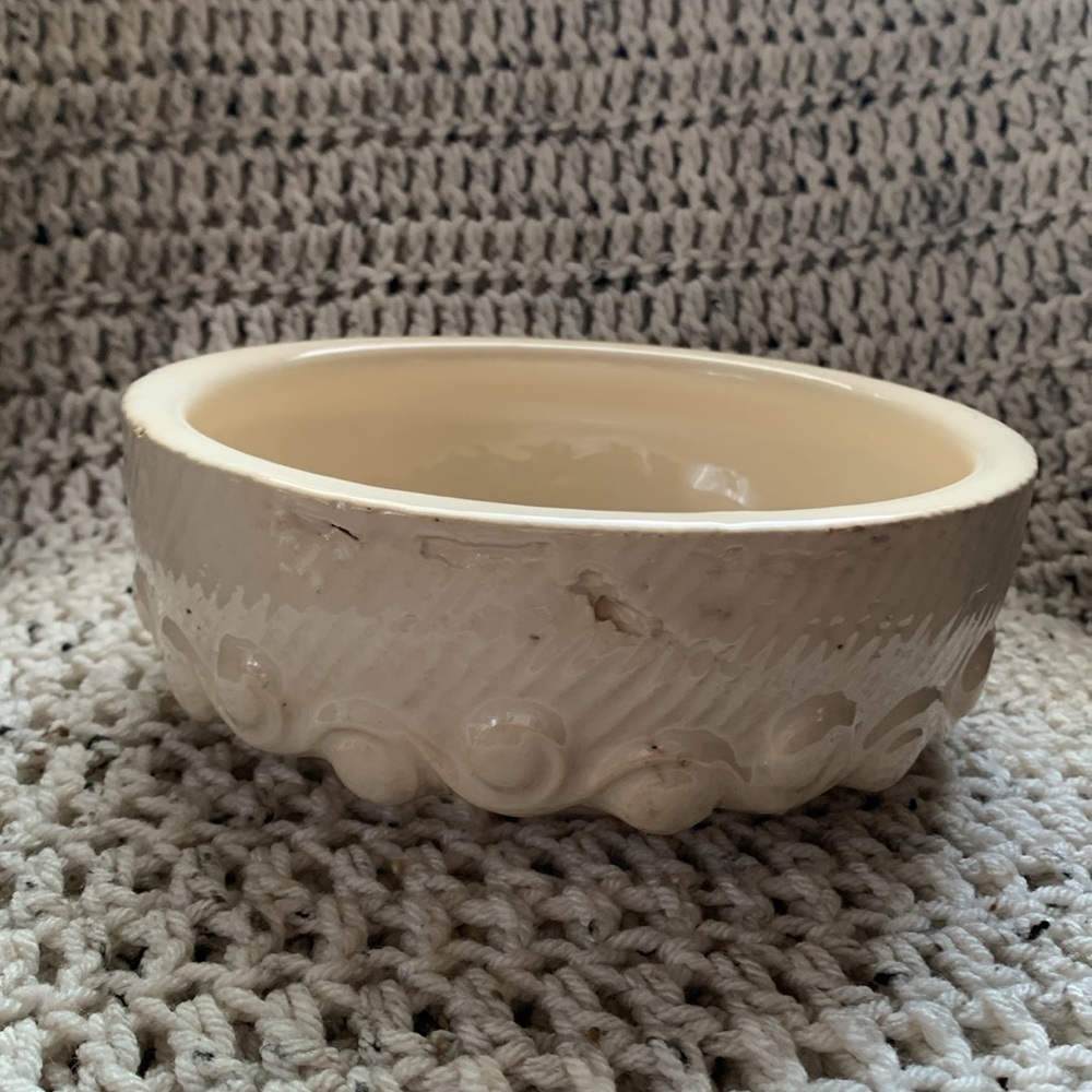 McCoy vintage planter 
Approximately 6” x 3” tall 
In very good condition 
🪴 - Picture 4 of 4